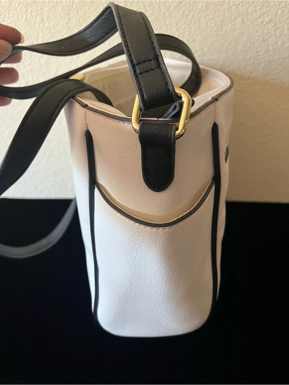 Liz Claiborne crossbody white handbag great condion